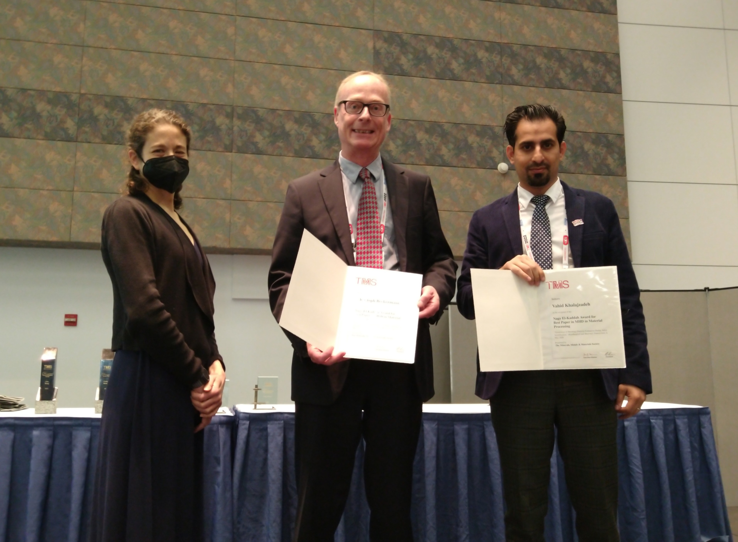 Prof. Beckermann receiving the Nagy El-Kaddah Best Paper Award from TMS in 2021